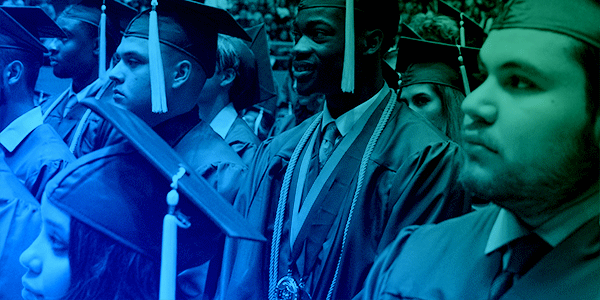 照片中，毕业生们微笑着用ACD品牌的蓝色翻动着他们的流苏 & 绿色渐变叠加